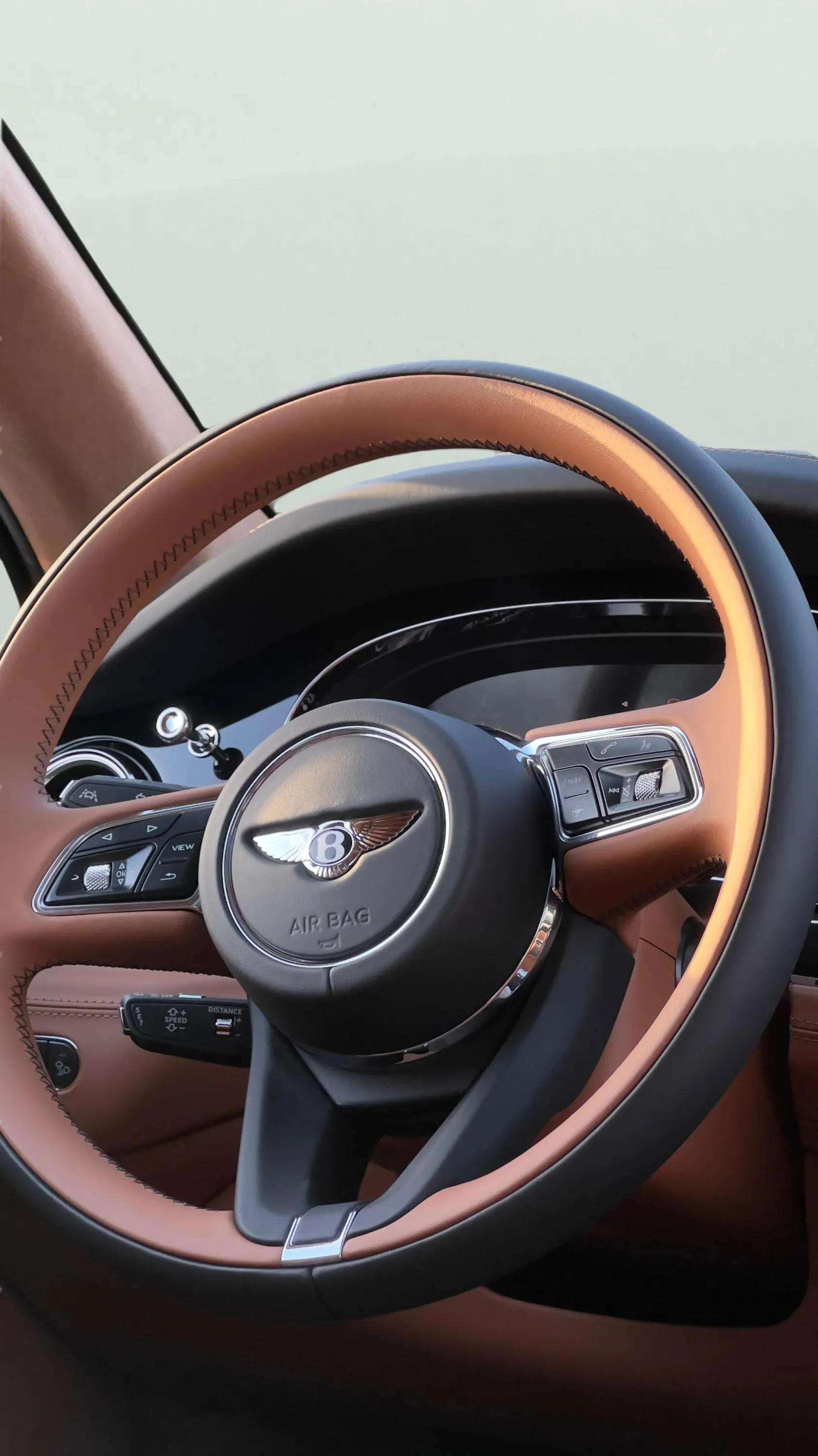 Bentley Bentayga 2025 White rental in Dubai thumbnail 7