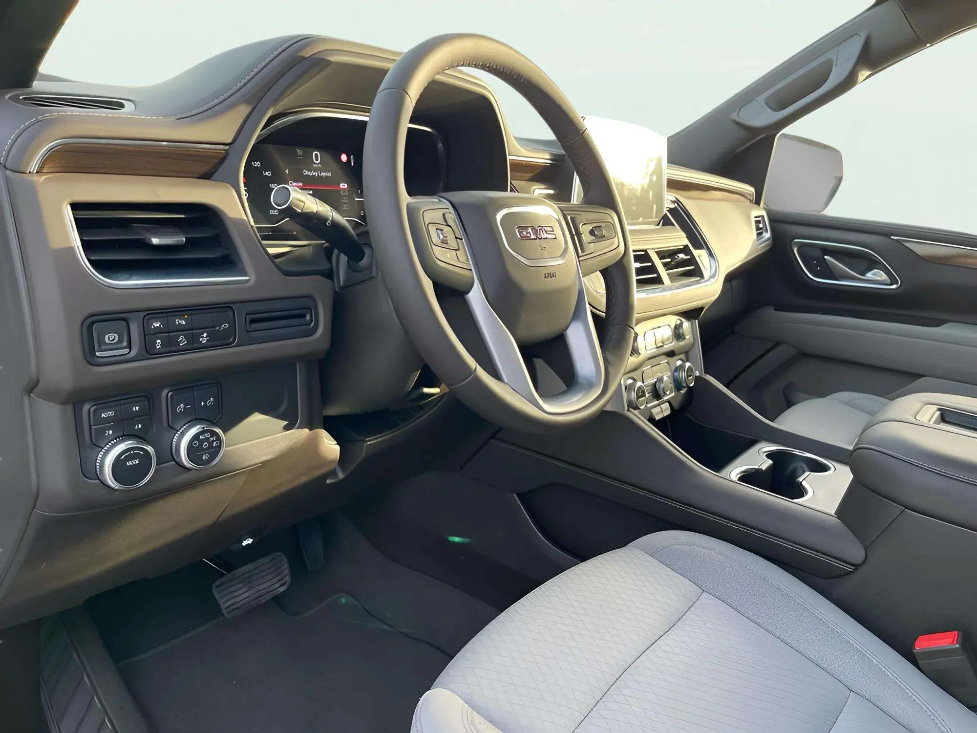 Gmc Yukon 2023 White rental in Dubai thumbnail 4