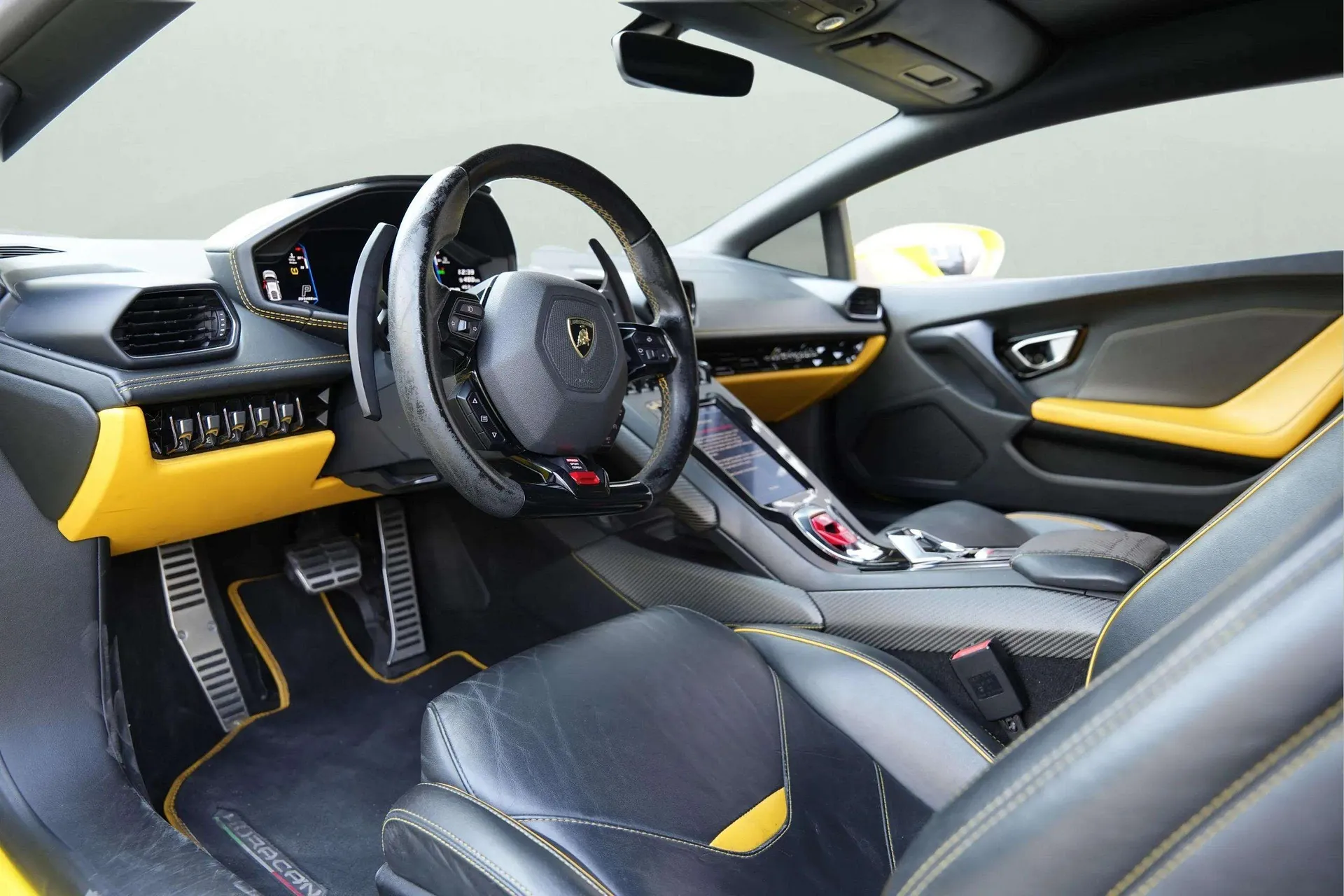 Lamborghini Huracan Evo Coupe 2020 Yellow rental in Dubai thumbnail 4