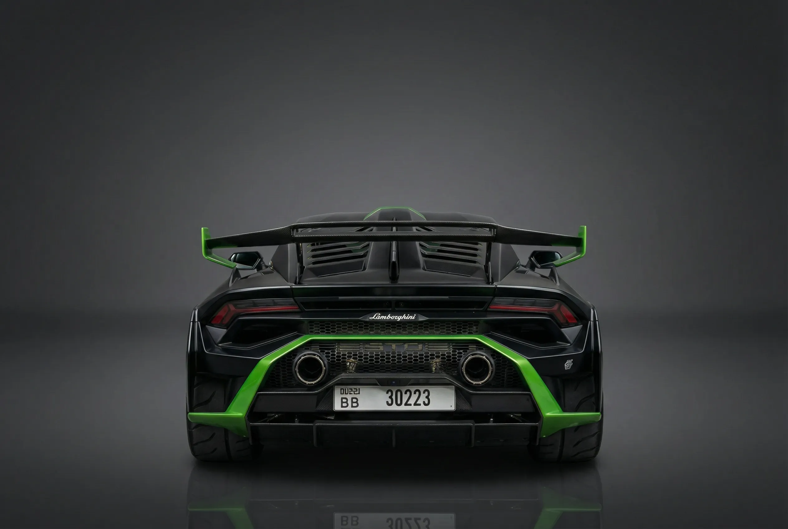 Lamborghini Huracan Sto 2022 Green rental in Dubai thumbnail 5