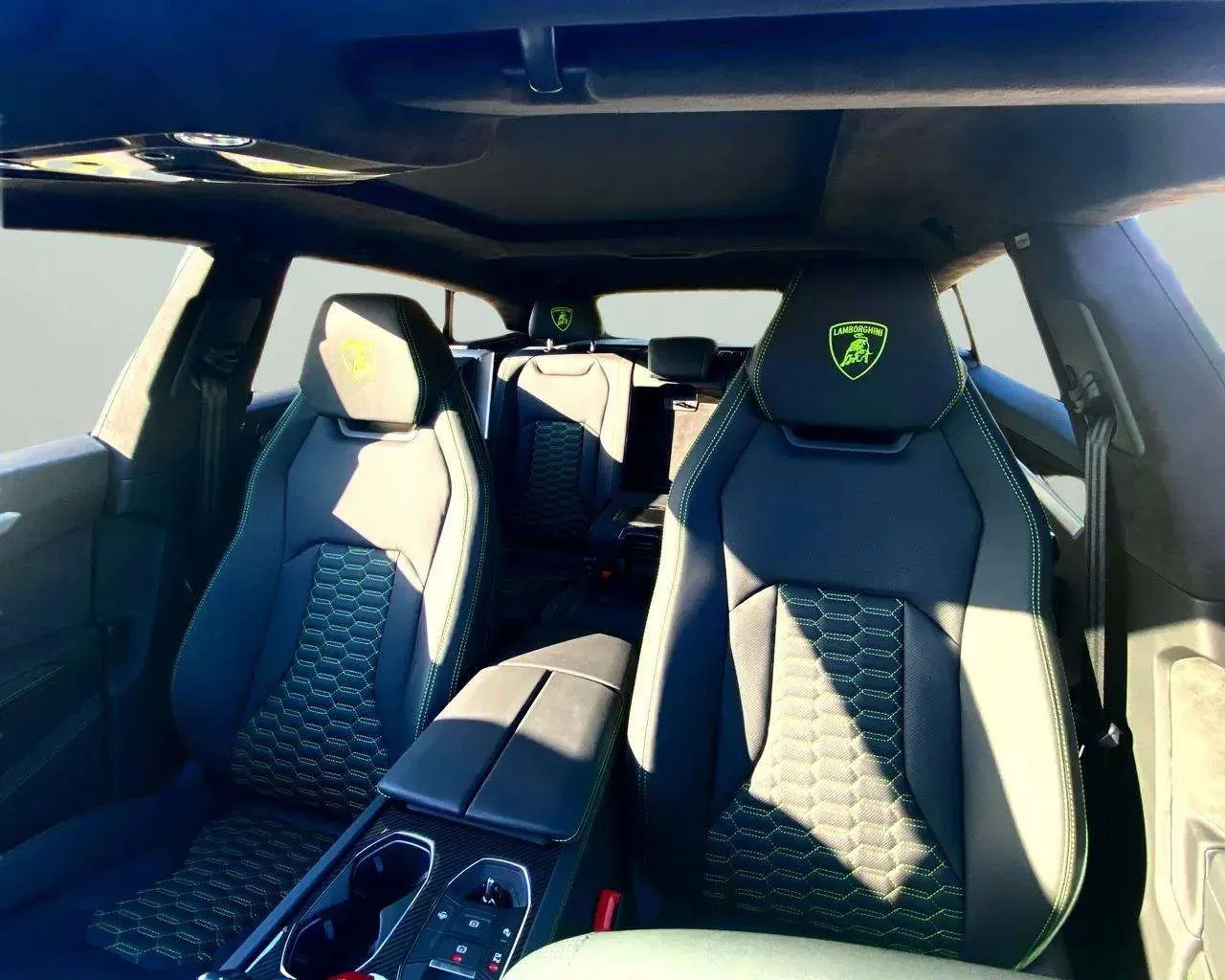 LAMBORGHINI Urus - Image 3