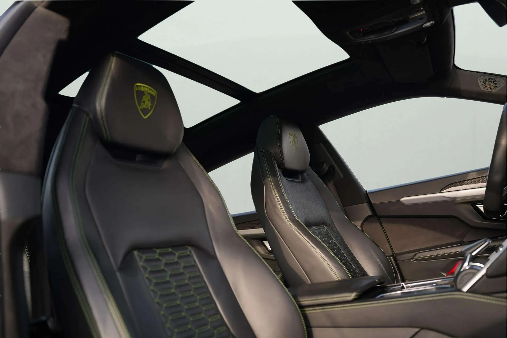 Lamborghini Urus 2023 Green rental in Dubai thumbnail 7