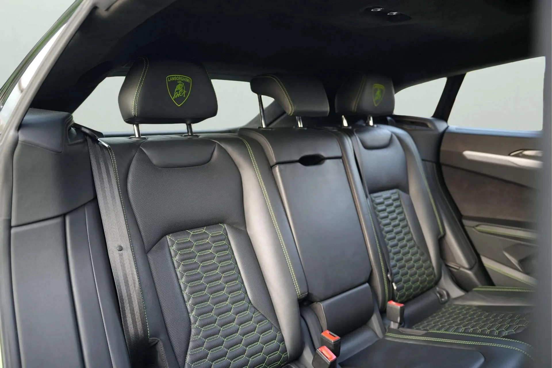 Lamborghini Urus 2023 Green rental in Dubai thumbnail 8