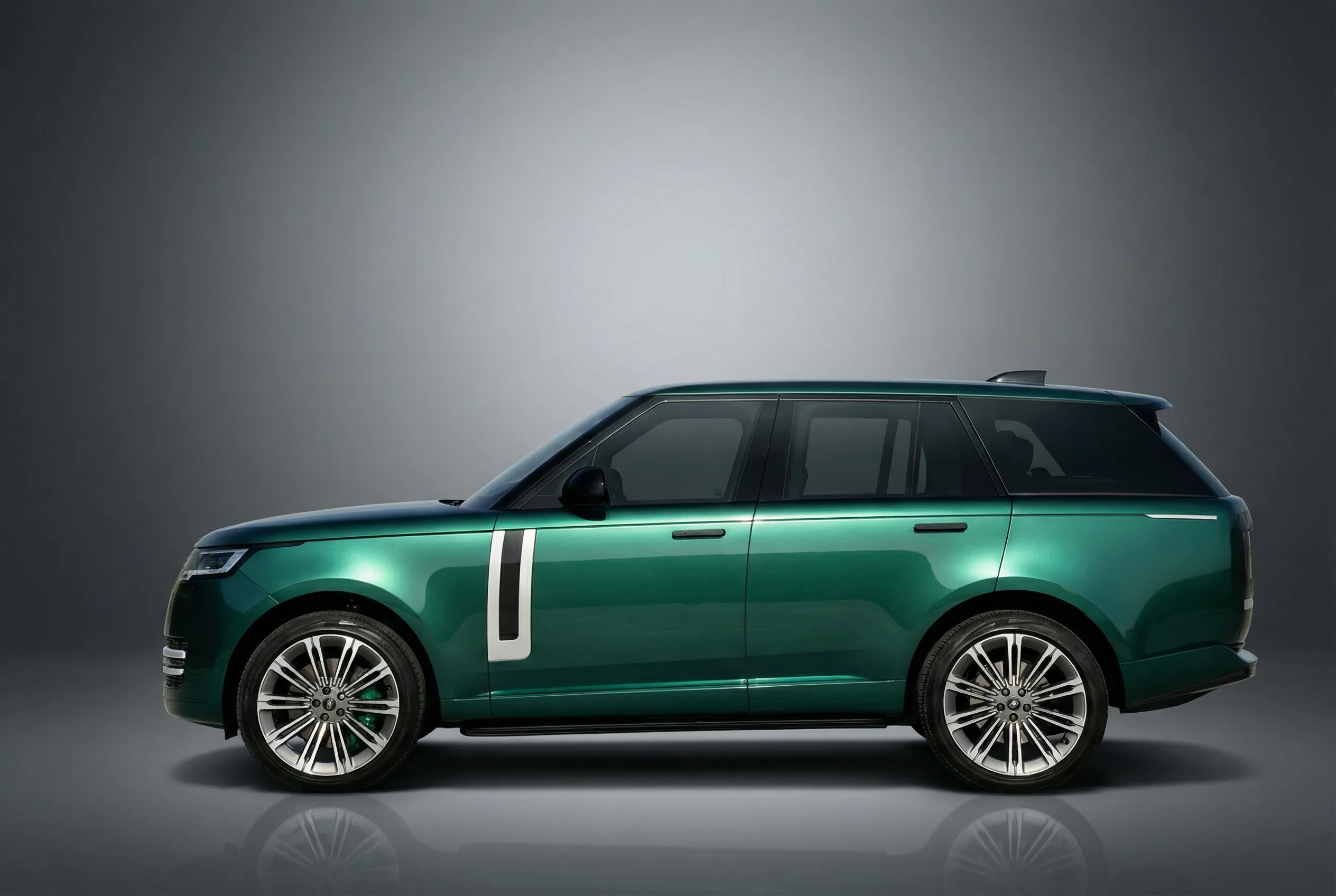Land Rover Range Rover Autobiography 2023 Green rental in Dubai thumbnail 3