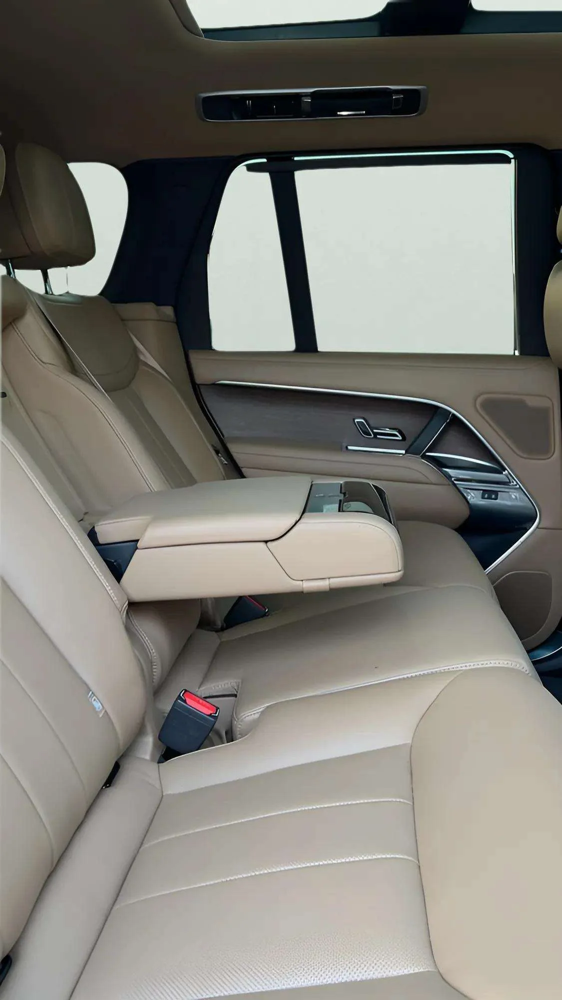 Land Rover Range Rover Hse 2022 Black rental in Dubai thumbnail 8
