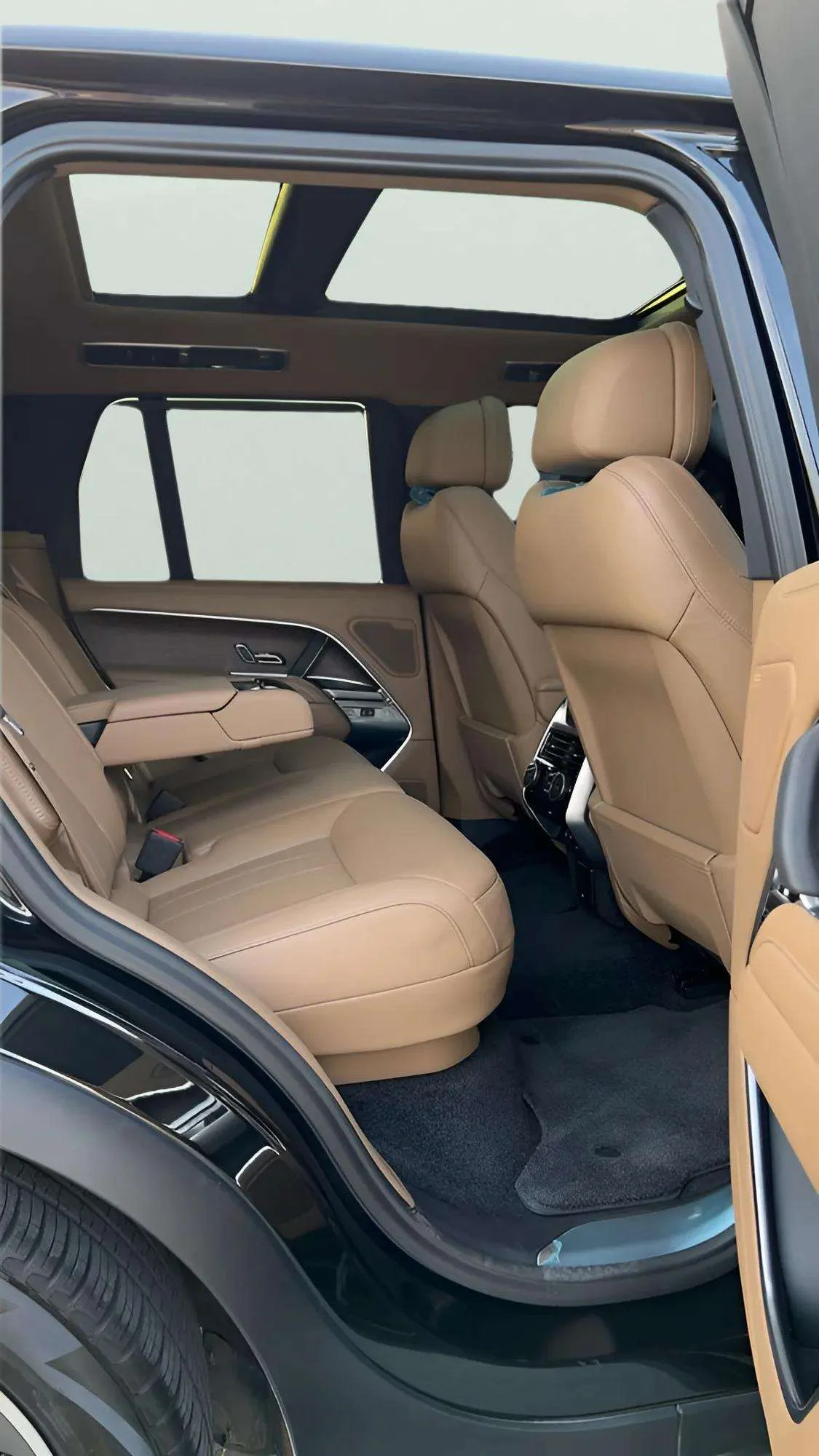 Land Rover Range Rover Hse 2022 Black rental in Dubai thumbnail 6
