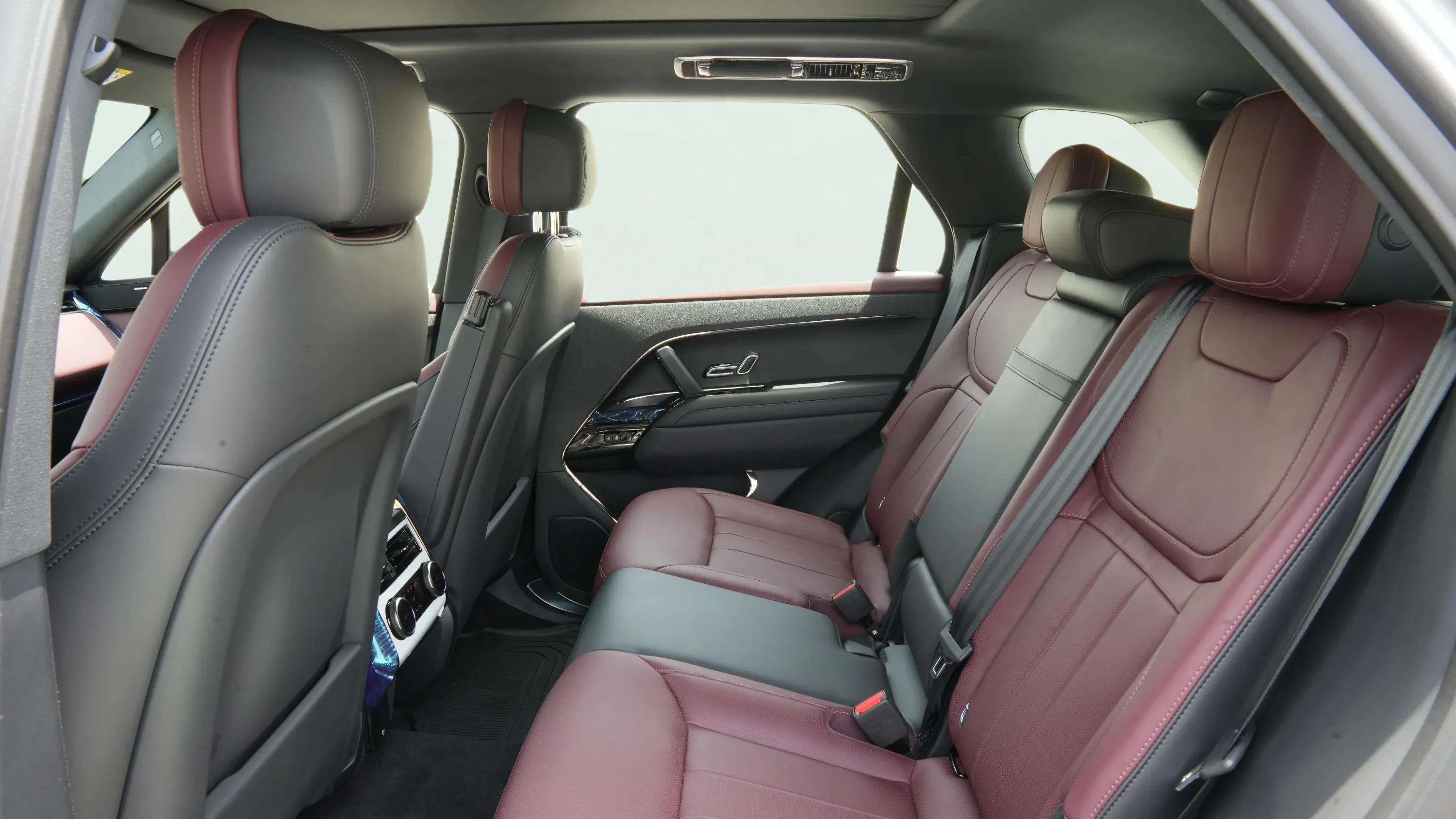 Land Rover Range Rover Sport 2025 Grey rental in Dubai thumbnail 5