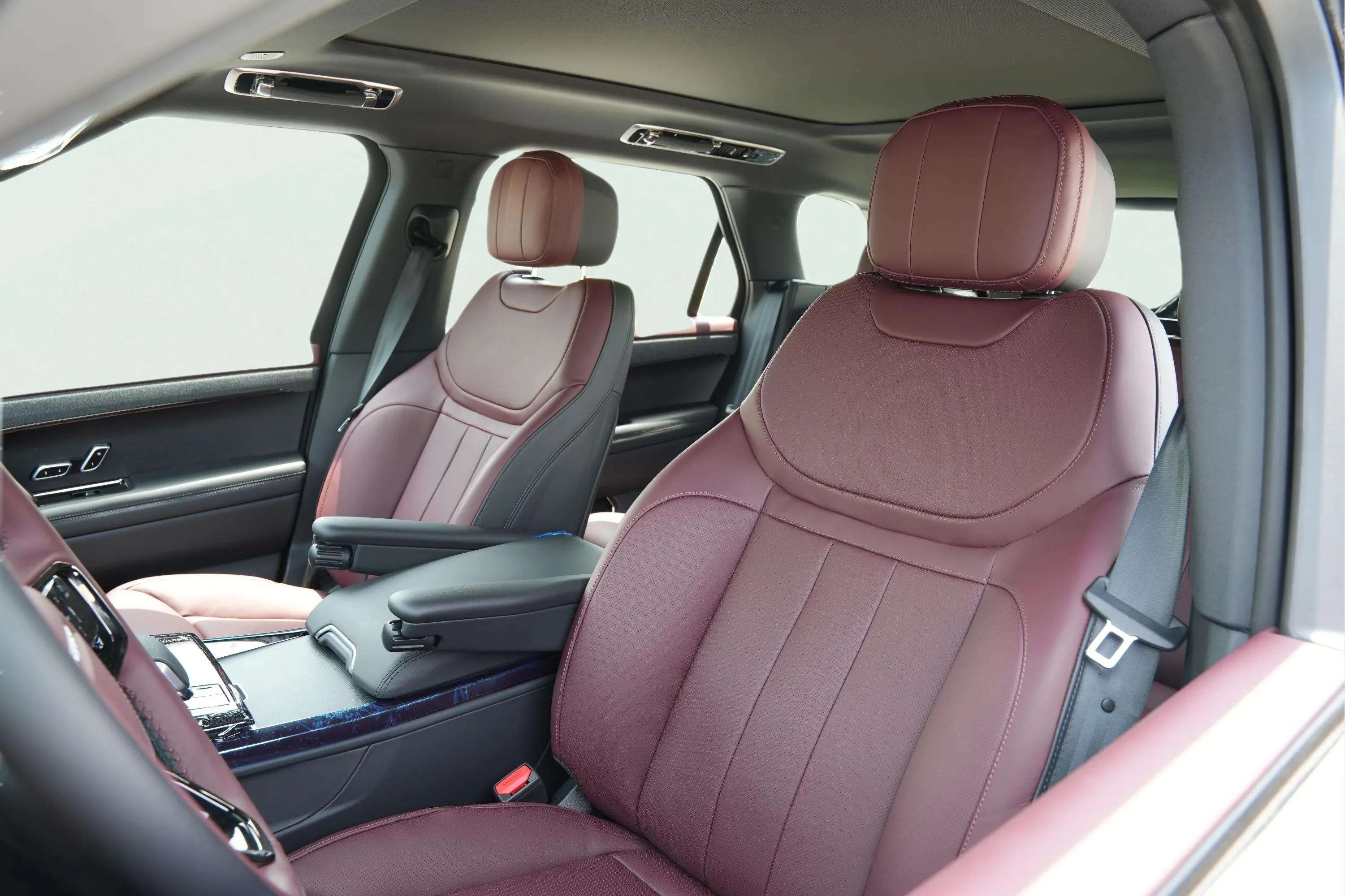 Land Rover Range Rover Sport 2025 White rental in Dubai thumbnail 8