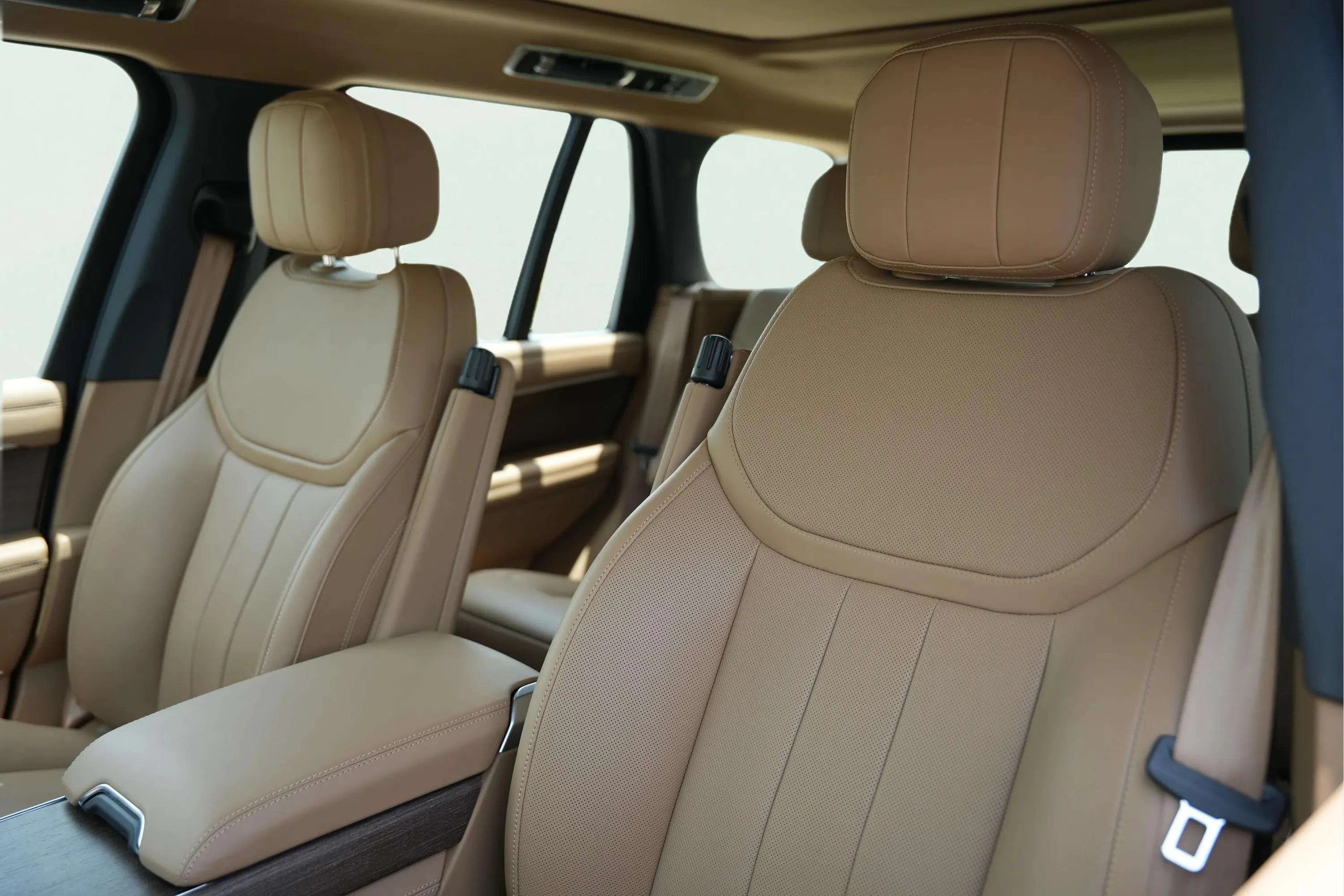 Land Rover Range Rover Vogue 2025 Black rental in Dubai thumbnail 8