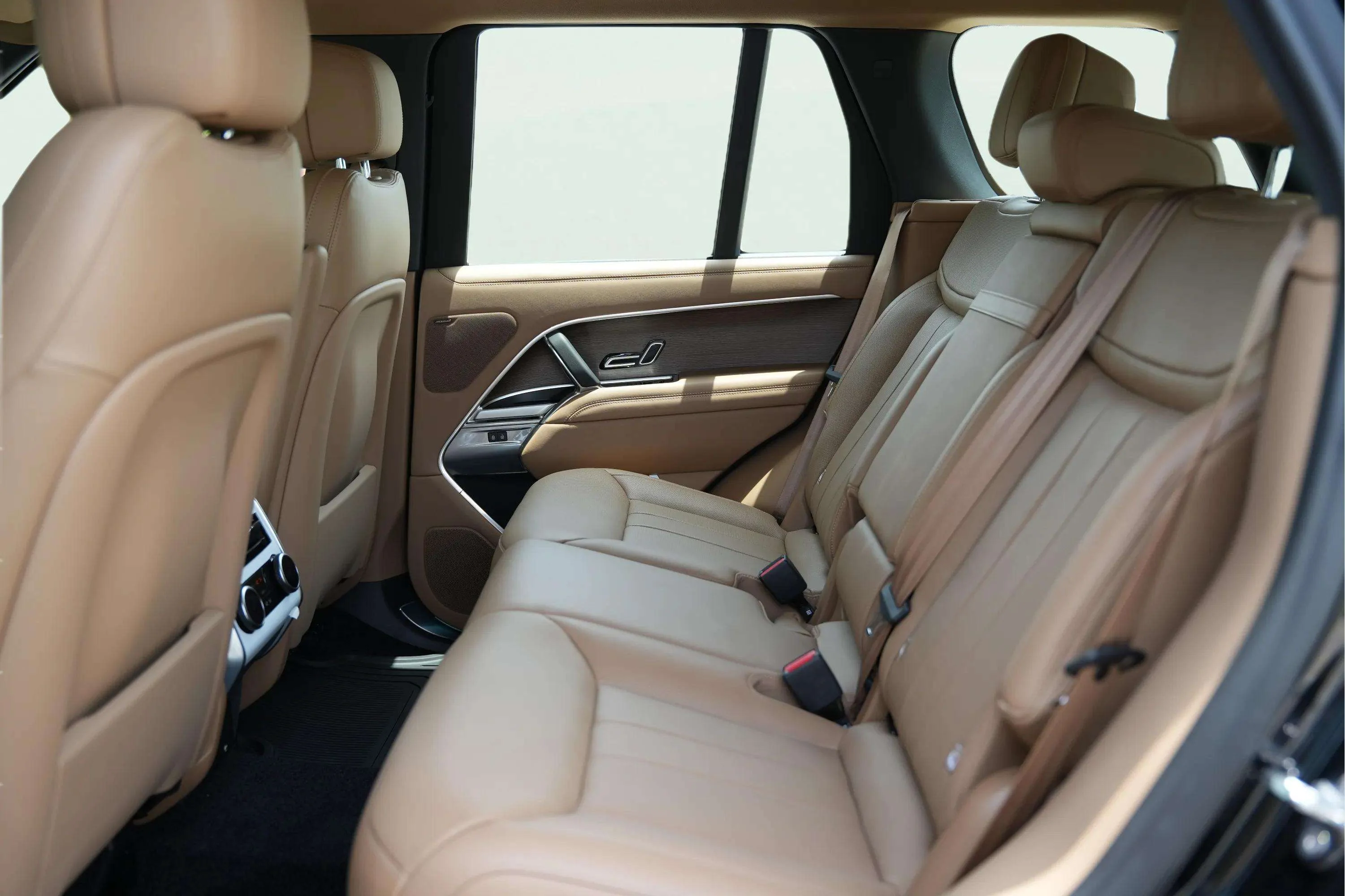 Land Rover Range Rover Vogue 2025 Black rental in Dubai thumbnail 9