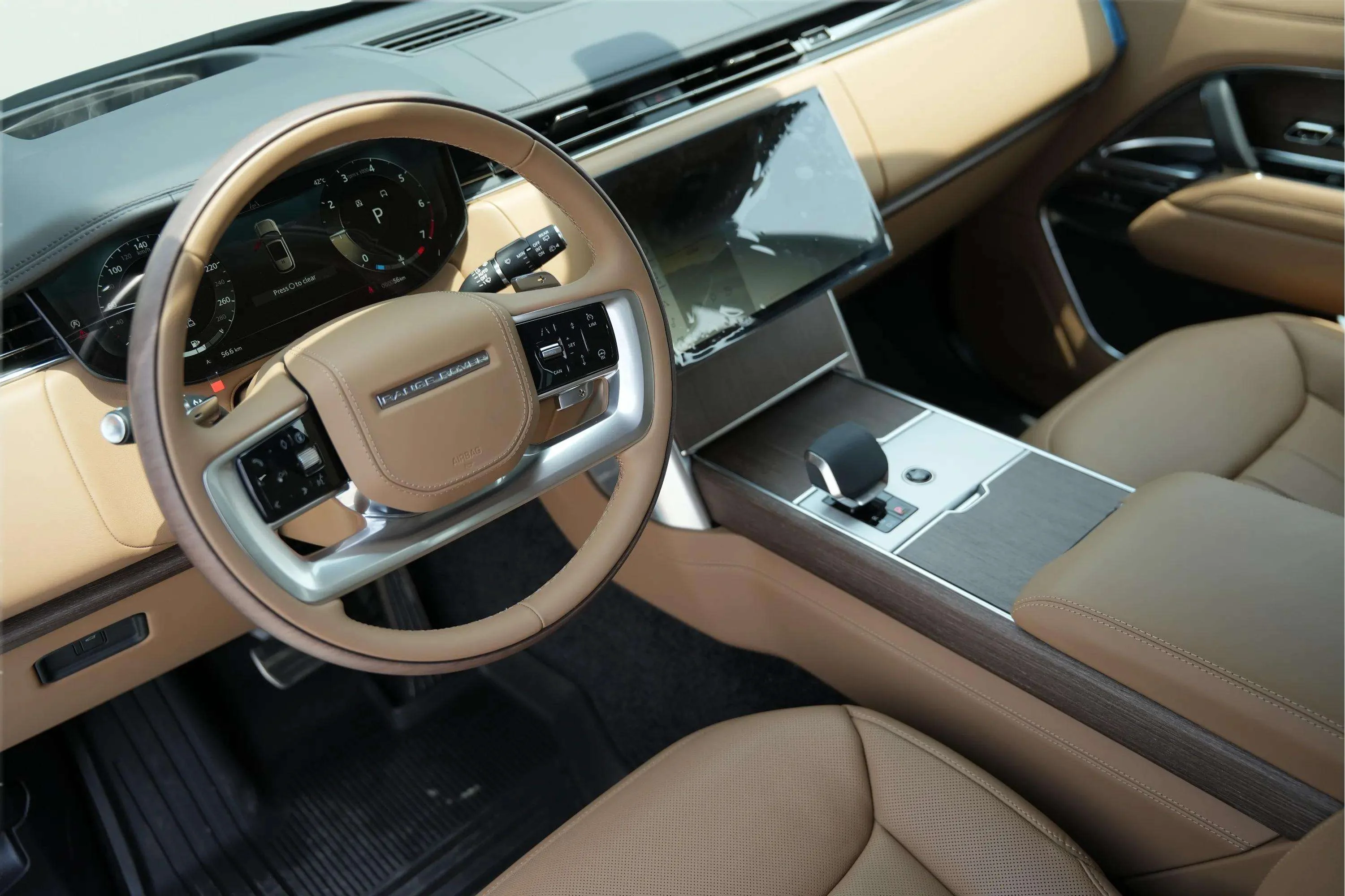 Land Rover Range Rover Vogue 2025 Black rental in Dubai thumbnail 10