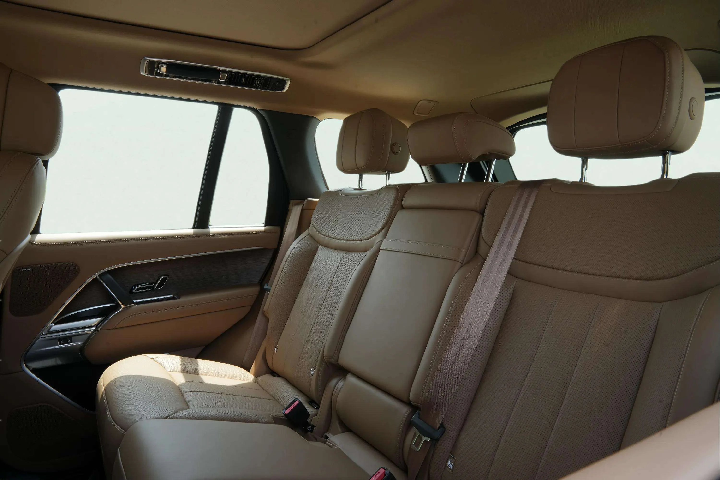 Land Rover Range Rover Vogue 2025 Grey rental in Dubai thumbnail 8