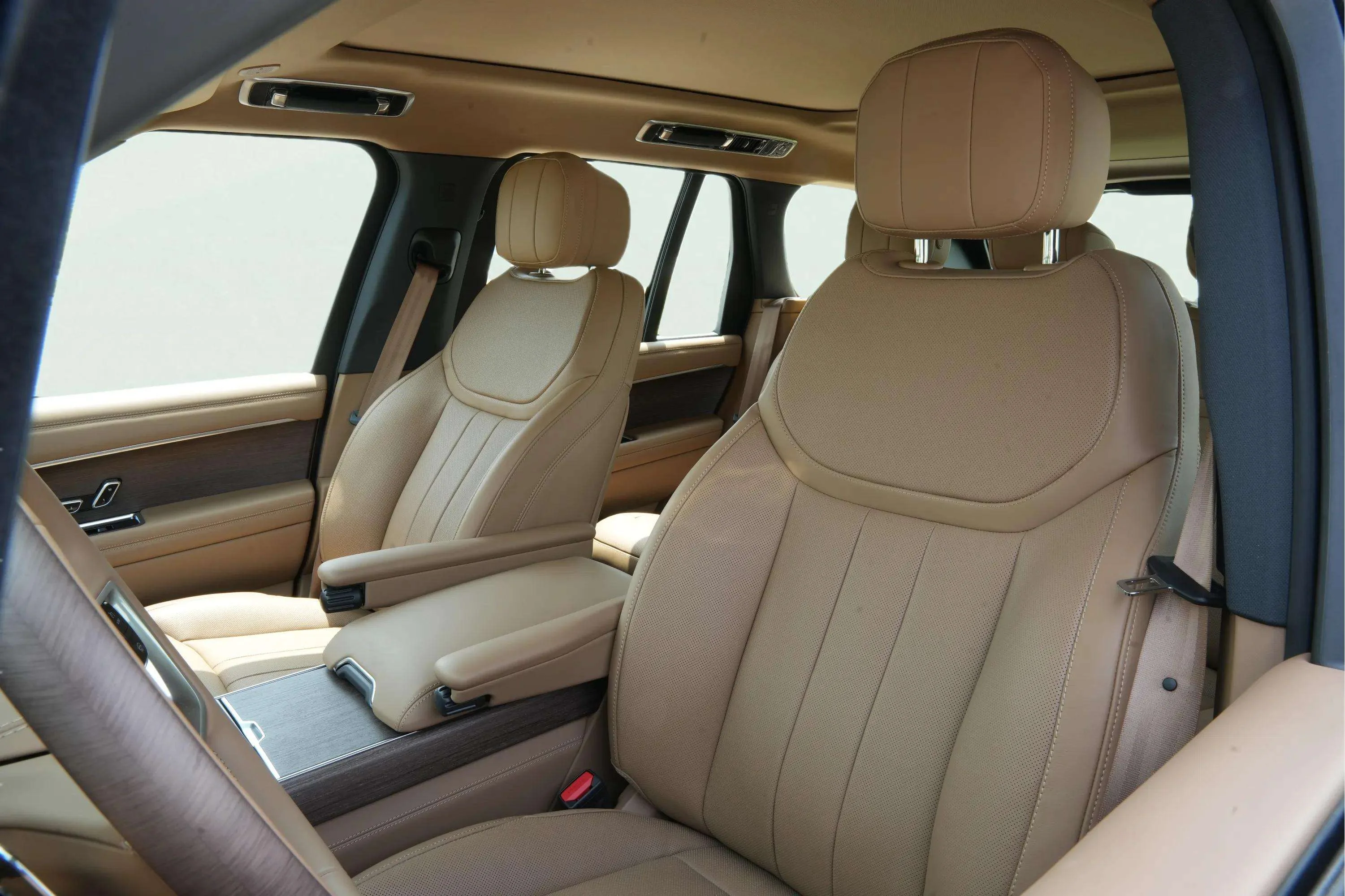 Land Rover Range Rover Vogue 2026 White rental in Dubai thumbnail 7