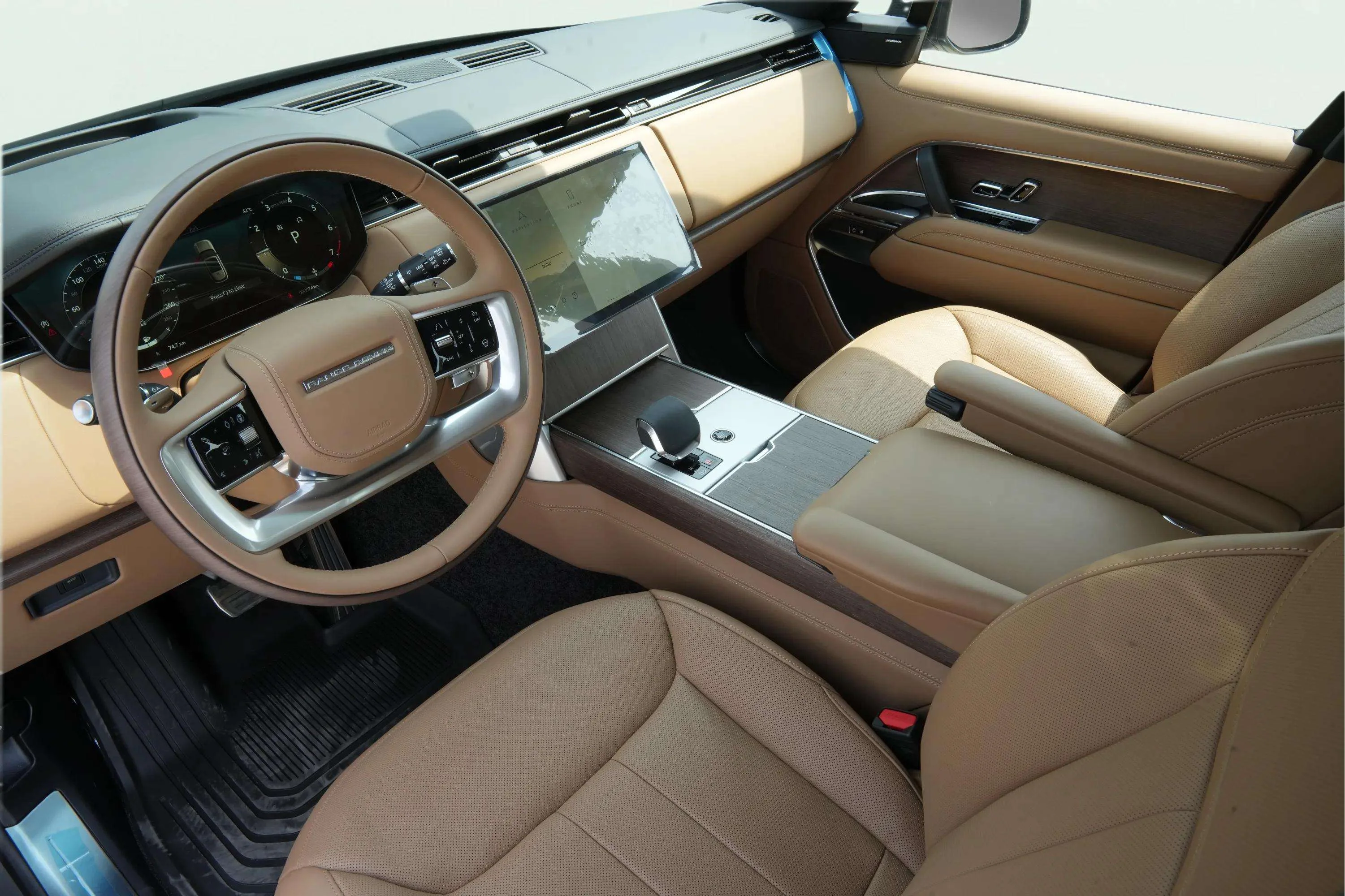 Land Rover Range Rover Vogue 2026 White rental in Dubai thumbnail 9